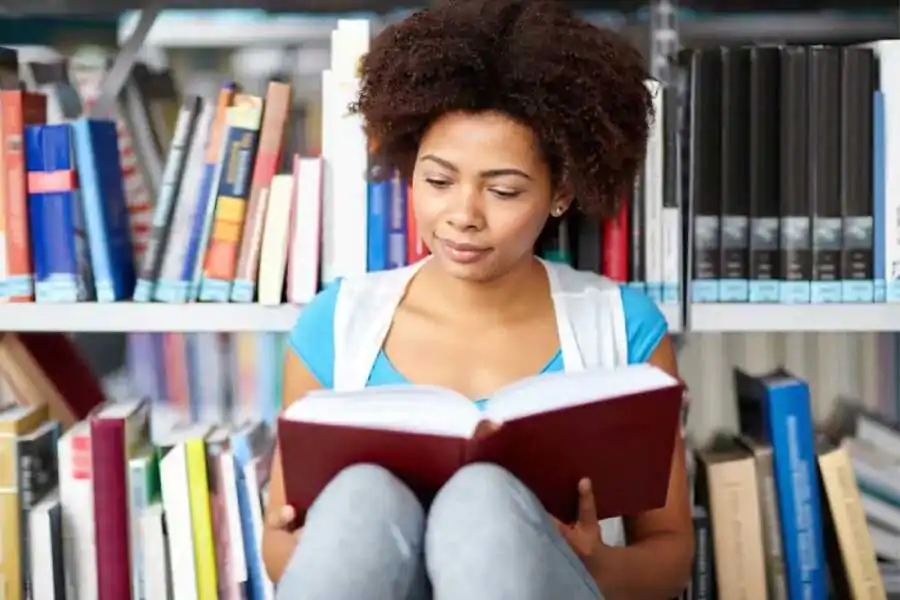 Una joven en una librería mientras lee