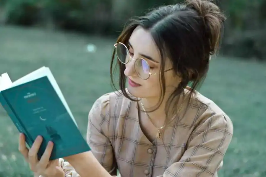 Mujer leyendo un libro al aire libre